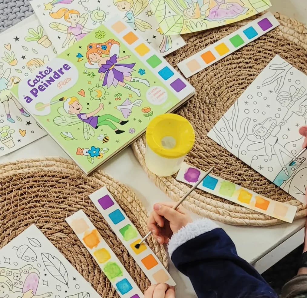 Activité peinture à l'aquarelle sur des cartes à motifs