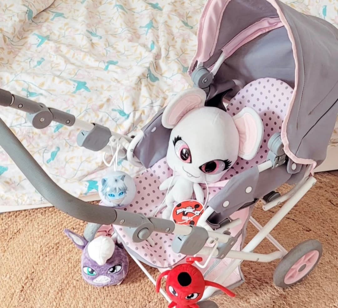 Jeux d'imitation — poussette de poupée et peluches