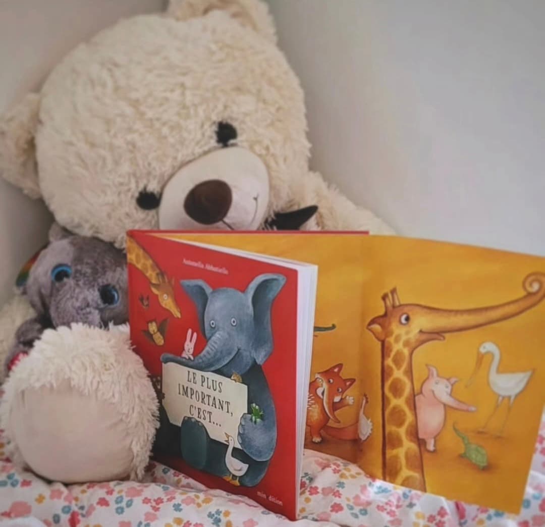 Coin lecture confortable avec livres et peluches